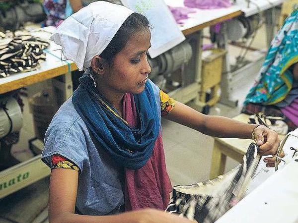 Hauptsache billig. Textilproduktion in einer Fabrik in Bangladesch. 