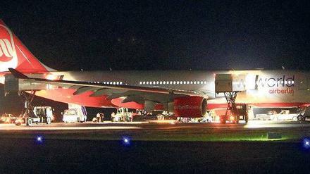 Am Boden. Ein vermuteter Triebwerkschaden zwang diesen Air-Berlin-Jet zur Rückkehr nach Phuket. Die Passagiere kamen mit dem Schrecken davon. Foto: dpa