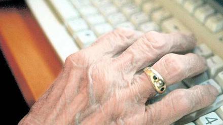 Silver Surfer. Im Jahr 2012 stieg der Anteil der Internetnutzung unter den 60- bis 69-Jährigen auf 62,7 Prozent – und mancher Rentner repariert heute in seiner Freizeit sogar Computer. Foto: dapd