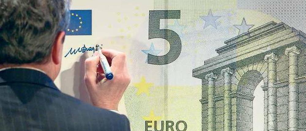 Nur echt mit Unterschrift. EZB-Präsident Draghi setzt seine Signatur auf eine gigantische Fünf-Euro-Note. Ab Mai soll es neue Scheine geben. 