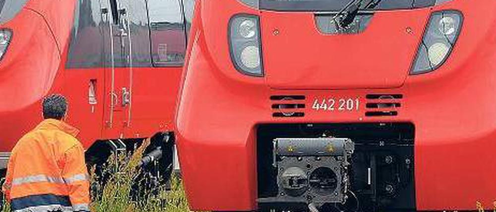Auf dem Abstellgleis stehen diese neuen Talent 2-Regionalzüge in der Nähe von Wustermark. Hersteller, Bahn und Behörde streiten über die Haltbarkeit der Radsätze. 