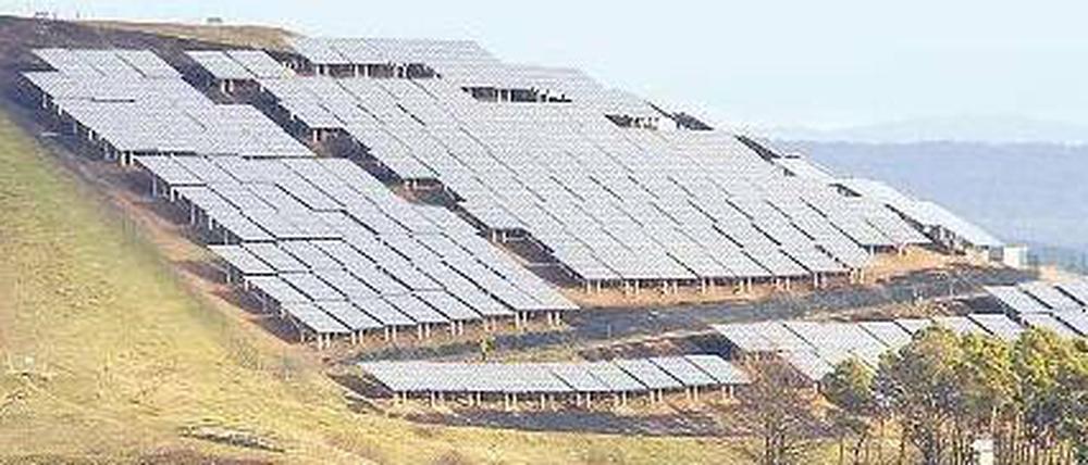 Gute Geschäfte machen die cleveren Bayern unter anderem mit Photovoltaik. Im Bild das Solarkraftwerk an der Südseite des rekultivierten Müllberges in Atzenhof bei Fürth, der heute als „Solarberg“ bekannt ist. 
