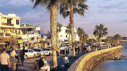 Probleme unter Palmen. Paphos an Zyperns Westküste ist bei Touristen beliebt. Doch seit dem Schuldenschnitt für Griechenland hat der Inselstaat große Geldsorgen. 