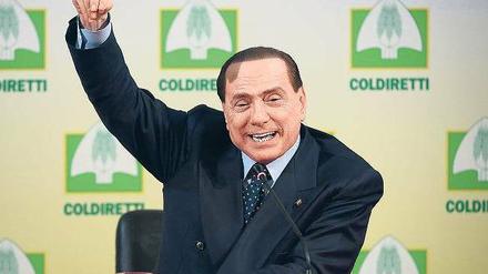 Von oben herab. Der Rechtspopulist Silvio Berlusconi will zum fünften Mal Italiens Ministerpräsidenten werden. Foto: dpa