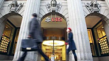 Der gläserne Kunde. Die UBS, das größte Bankhaus der Schweiz, bittet ihre Kunden aus den USA, zugunsten der dortigen Finanzbehörden auf die gewohnte Vertraulichkeit zu verzichten. Andernfalls müsse man die Geschäftsbeziehung beenden. Foto: AFP