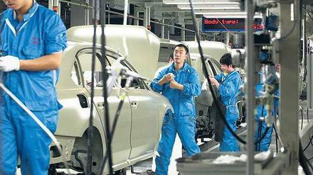 Hilfreich für VW und andere deutsche Autohersteller, die inzwischen einige Dutzend Fabriken in China betreiben, war die politische Unterstützung. Ohne Partner vor Ort bekommen ausländische Investoren dort kein Bein an die Erde. 