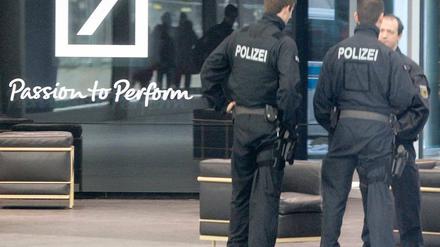 Polizei im Haus. Im Dezember vergangenen Jahres musste die Deutsche Bank eine Razzia über sich ergehen lassen. Foto: dpa