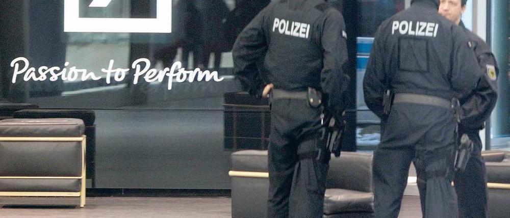 Polizei im Haus. Im Dezember vergangenen Jahres musste die Deutsche Bank eine Razzia über sich ergehen lassen. Foto: dpa