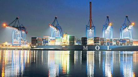 Weniger Verkehr. Der weltweite Güterumschlag, im Bild der Hamburger Hafen, steigt in diesem Jahr voraussichtlich um 3,3 Prozent und nicht, wie ursprünglich von der Welthandelsorganisation erwartet, um 4,5 Prozent. Foto: Reuters