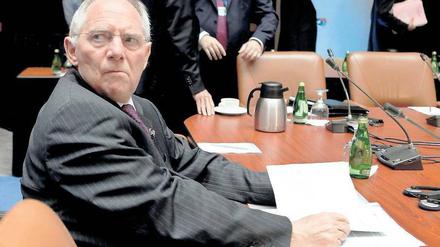 Minister unter Druck. Wolfgang Schäuble wehrt sich gegen die Forderung nach einer expansiven Fiskalpolitik. 