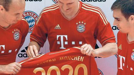 Teurer Stoff. Die Bayern-Spieler Arjen Robben, Bastian Schweinsteiger und Philipp Lahm werden von Adidas bis 2020 ausgestattet – mindestens.