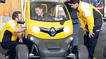 Vom Rennwagen zum Elektroauto. Formel-1-Pilot Sebastian Vettel testete vergangene Woche den Twizy von Renault.