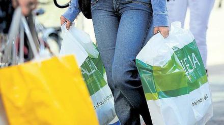 In Shoppinglaune. Die deutschen Verbraucher sind derzeit die wichtigste Stütze der hiesigen Wirtschaft. Das Konsumklima stieg auf den höchsten Stand seit 2007. Foto: dpa