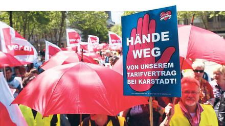 In Hamburg demonstrierten die Karstadt-Beschäftigten am Montag gegen den Ausstieg aus dem Tarifvertrag.