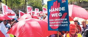 In Hamburg demonstrierten die Karstadt-Beschäftigten am Montag gegen den Ausstieg aus dem Tarifvertrag.