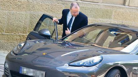 Im Vorstand sitzt er nicht mehr, im Porsche schon. Das Gericht sah es als erwiesen an, dass Holger Härter den Finanzbedarf des Sportwagenbauers in Kreditverhandlungen 2009 um 1,4 Milliarden Euro zu niedrig beziffert hatte. 