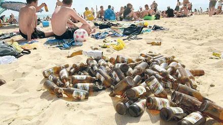 Flaschen am Strand. Ursprünglich sollten die Steuern, die auch für Bier- und Weinflaschen gegolten hätten, schon in der laufenden Urlaubssaison in Kraft treten. Foto: AFP