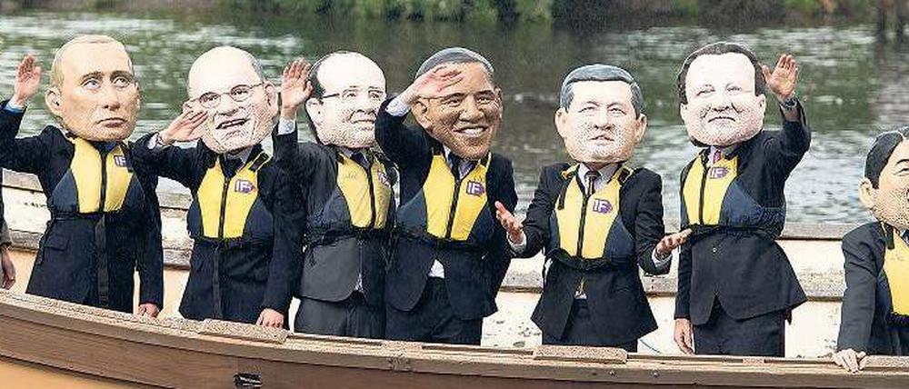Alle in einem Boot. Demonstranten protestieren verkleidet mit Masken der G-8-Politiker vor dem Tagungsort in Nordirland. Foto: AFP