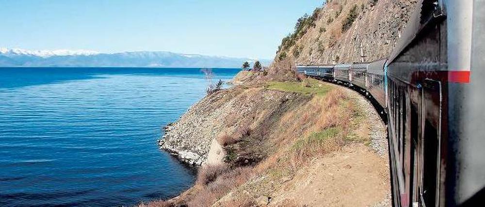 Tolle Aussicht. Der Sonderzug „Zarengold“ passiert auf der Strecke der Transsibirischen Eisenbahn den Baikalsee. Foto: dpa