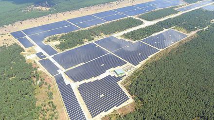 212 Hektar groß ist der Solarpark auf dem ehemaligen Flughafengelände. Foto: dpa