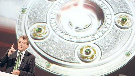 Wertvolle Schale. Am Freitag startet die Bundesliga-Saison. DFB-Präsident Wolfgang Niersbach sprach am Mittwoch in Berlin auf dem Verbandstag der Liga. Foto: dpa