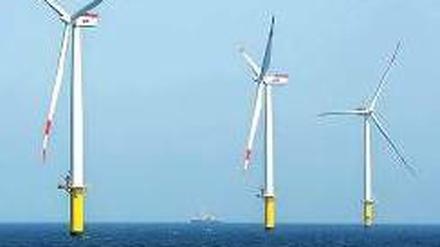 Drehpause. 15 Kilometer Seekabel fehlen noch, dann können die Windmühlen vor Borkum Strom liefern. Eine Pannenserie hat den Bau der Leitung bislang immer wieder verzögert. Foto: dpa