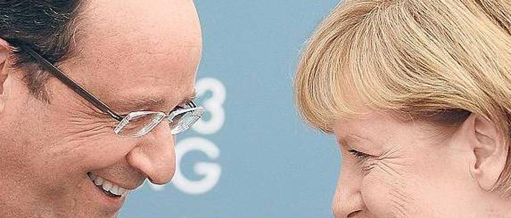 Entspannung. Merkel lacht mit Frankreichs Präsident François Hollande. Foto: dpa