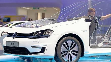Die letzten Vorbereitungen. Der neue e-Golf von Volkswagen ist eine von vielen Weltpremieren auf der IAA, die am Donnerstag offiziell eröffnet wird. 