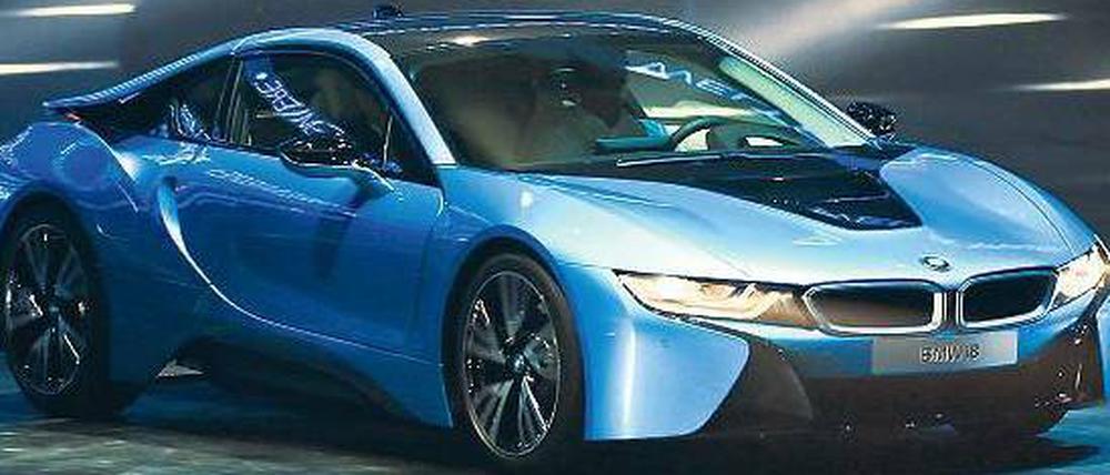 Mit dem i8 will BMW den Spagat schaffen, viele PS zu liefern und gleichzeitig den Spritverbrauch und den CO2-Ausstoß zu drosseln. 