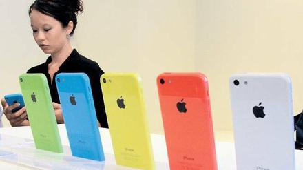 Das iPhone 5C. C steht für „colorful“, also farbig. Mit grün, blau, gelb, rot oder weiß bietet Apple jetzt eine größere Farbauswahl. 