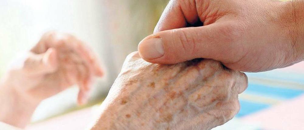 Zu wenige helfende Hände. Gerade in der Altenpflege gibt es Personalmangel. 