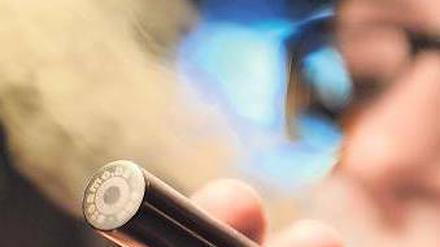 Dampf statt Rauch kommt aus der E-Zigarette. Foto: picture-alliance/dpa