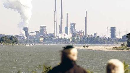 Industrie-Idylle. Direkt am Ufer des Rheins steht in Duisburg das Thyssen-Krupp-Stahlwerk. Ohne die Befreiung von der EEG-Umlage wäre die Stahlproduktion hierzulande kaum noch rentabel. Foto: dpa