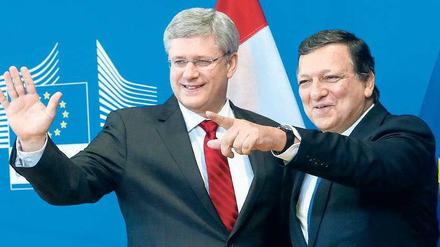 Wegweisend. Kanadas Premierminister Stephen Harper (l.) und EU–Kommissionspräsident José Manuel Barroso sind sich einig. Foto: dpa