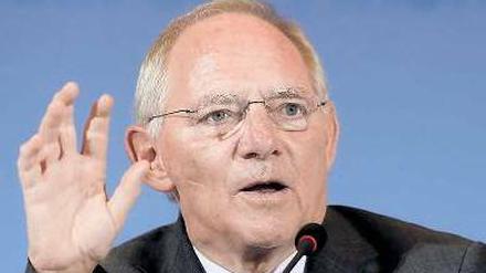 Im zweiten Anlauf: Bundesfinanzminister Wolfgang Schäuble ist mit dem ersten Reformversuch gescheitert, nun versucht er es erneut. 