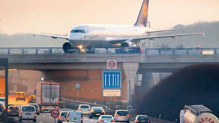 Zu eng: Die Flughafengesellschaft will ein drittes Terminal bauen, die Arbeiten sollen 2015 beginnen. Foto: Boris Roessler/dpa