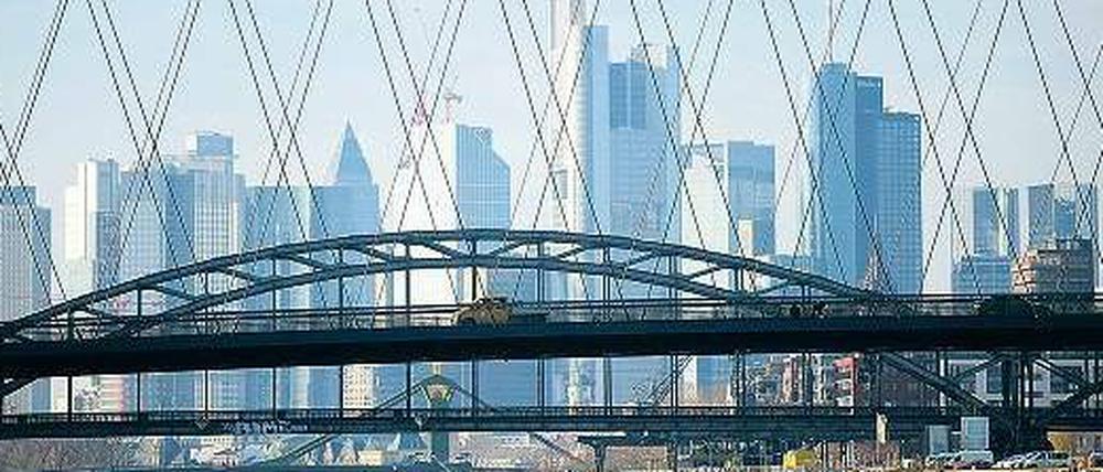 Blick über die neue Osthafenbrücke in Frankfurt am Main auf die Bankentürme. Der Ruf der Branche ist derzeit wieder miserabel. 