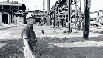 SKET in Magdeburg, 1992. Ein Arbeiter inmitten der Abrissarbeiten der stillgelegten Stahlgießerei.