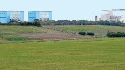 Im Land der Kernenergie. Schon jetzt stehen in Somerset zwei AKWs: Die beiden blauen Blöcke von Hinckley Point A werden zurückgebaut. Kraftwerk B läuft noch bis 2023. 
