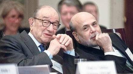 Spitzenkräfte: Fed-Chef Ben Bernanke (ganz rechts) ab. Er sitzt hier mit Alan Greenspan zusammen. 