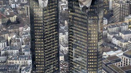 Die Herren der Zwillingstürme: Anshu Jain (links) und Jürgen Fitschen wollen bei der größten deutschen Bank aufräumen. Fotomontage: Imago