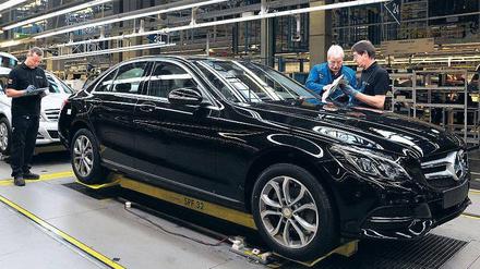 C-Klasse am Start. Die ersten Serienmodelle der neuen C-Klasse wurden am Dienstag im Werk in Bremen montiert. 2014 wird das neue Modell auch in Südafrika, China und in den USA produziert. Daimler investiert dafür mehr als eine Milliarde Euro.