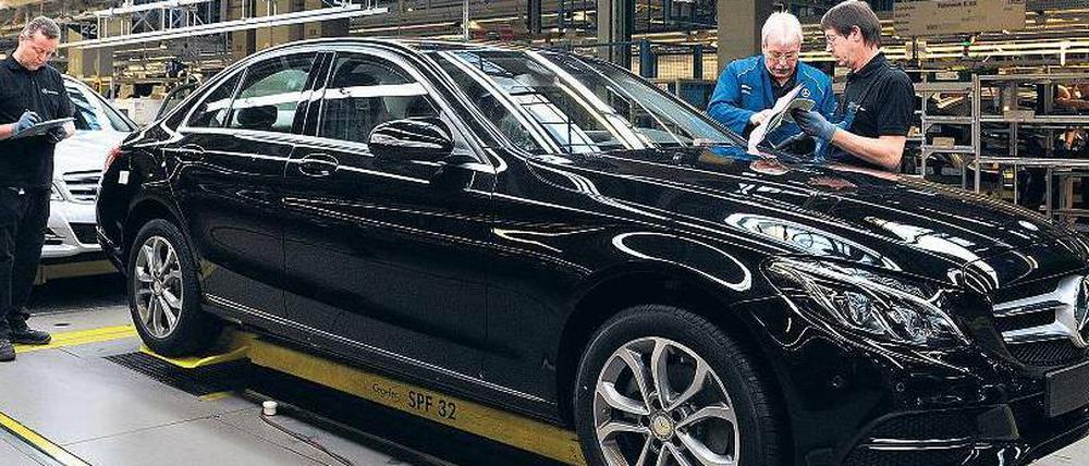 C-Klasse am Start. Die ersten Serienmodelle der neuen C-Klasse wurden am Dienstag im Werk in Bremen montiert. 2014 wird das neue Modell auch in Südafrika, China und in den USA produziert. Daimler investiert dafür mehr als eine Milliarde Euro.