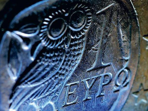 Münzen nach Athen tragen. Griechenland kehrt an den Kapitalmarkt zurück. Foto: dpa