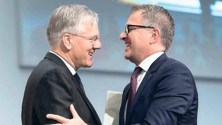 Alles Gute! Der alte Lufthansa-Chef Christoph Franz (links) beglückwünscht seinen Nachfolger Carsten Spohr. 