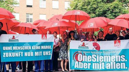 Vor der Hauptverwaltung in Berlin: 15 Minuten dauerte die Protestaktion mit roten Schirmen.