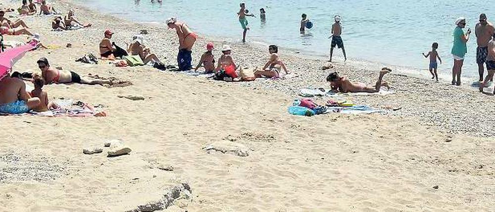 Am Strand. Der Tourismus ist für die Griechen immer noch der wichtigste Wirtschaftszweig. 
