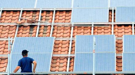 Strom-Soli. Wer eine Solaranlage auf dem Dach hat, soll künftig 40 Prozent der Ökostromumlage je Kilowattstunde entrichten. Das wären derzeit rund 2,5 Cent. 