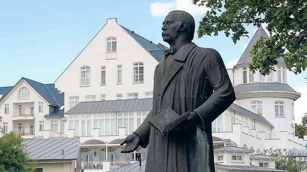 Ansichtssache. Mancher Besucher des Resorts Schwielowsee in Petzow sieht den Dichter Theodor Fontane – und denkt doch an den Betrüger Axel Hilpert.