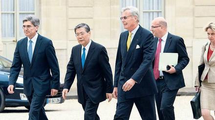 Auf dem Weg. Siemens- und Mitsubishi-Chef Joe Kaeser und Shunichi Miyanaga sowie Siemens-Aufsichtsratschef Gerhard Cromme am Dienstag in Paris. 